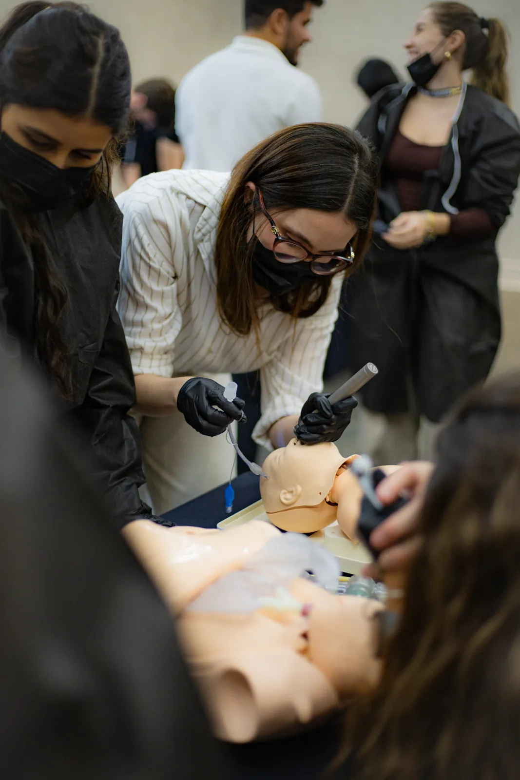 Aluna praticando intubação em simulador pediátrico