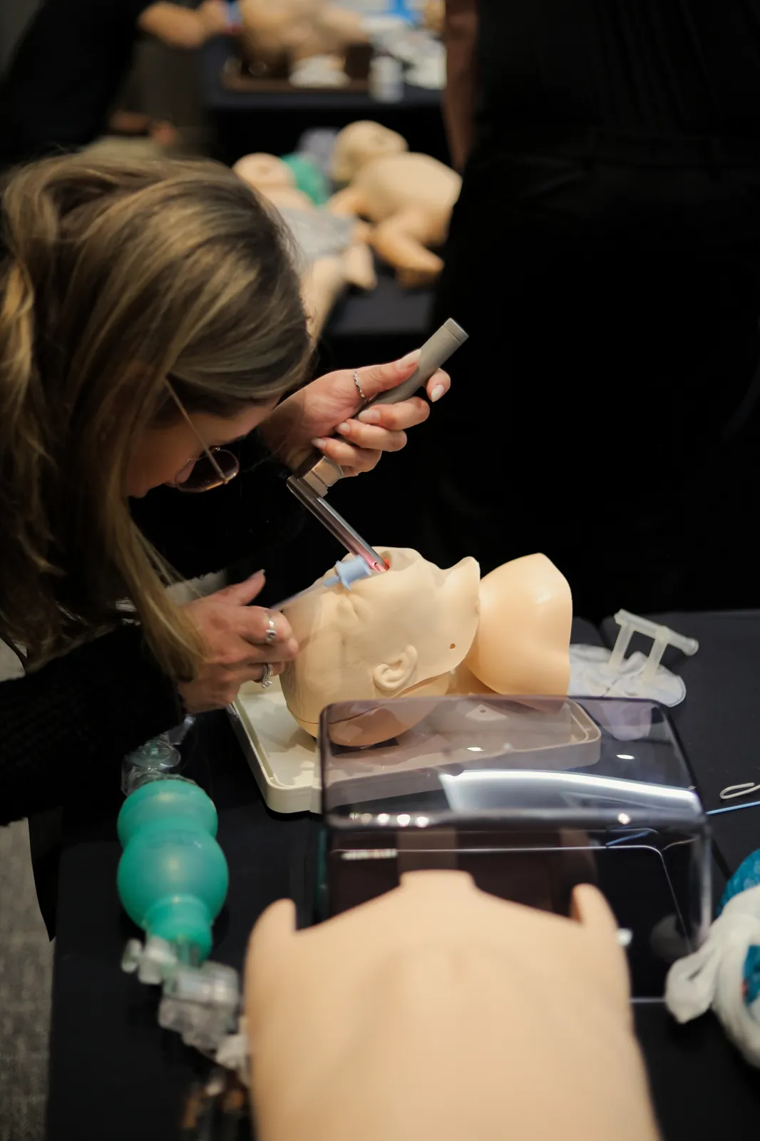 Médica praticando laringoscopia em manequim durante a imersão